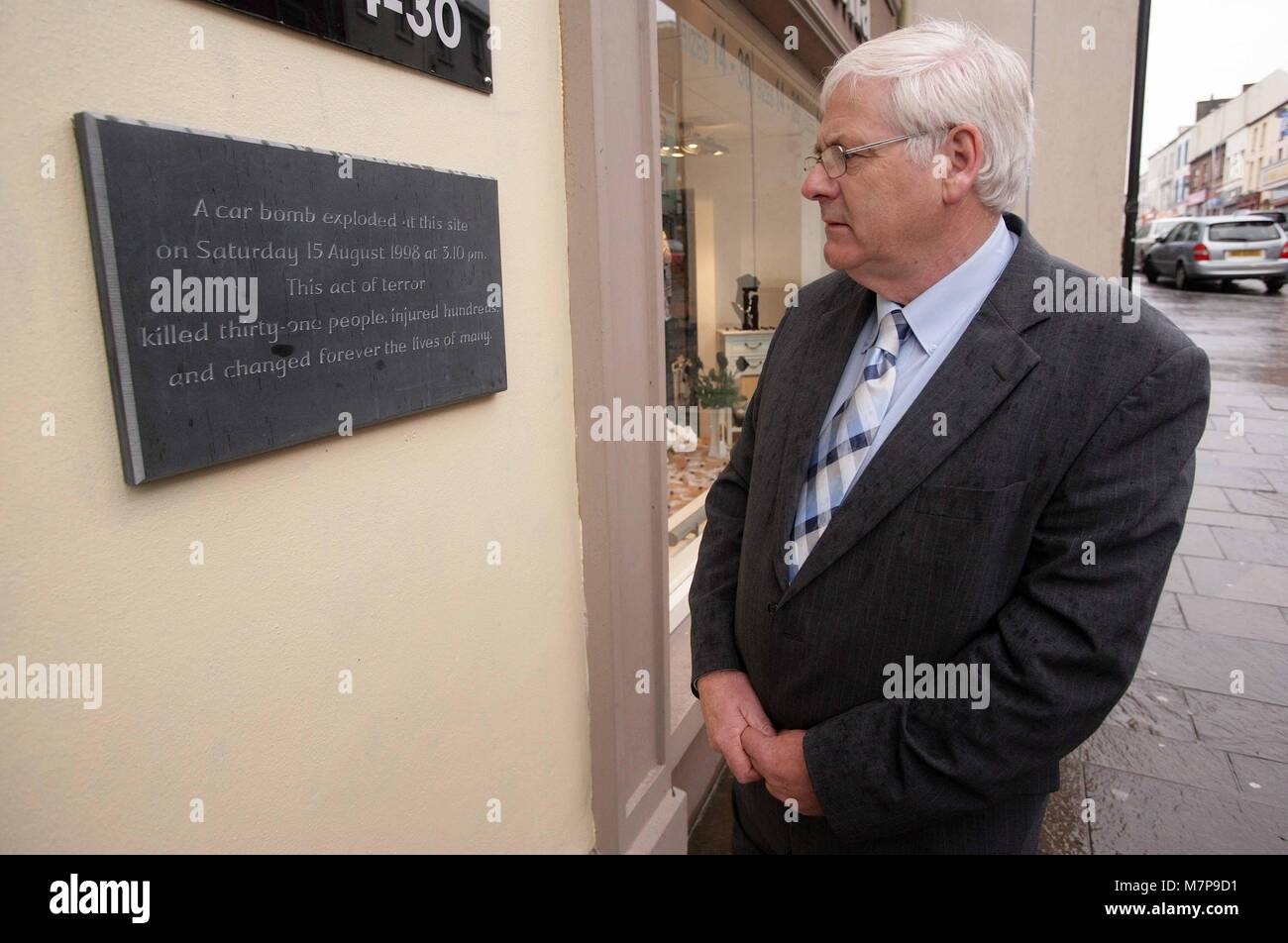 Michael Gallagher, qui a perdu son fils Aidan dans la bombe d'Omagh lit pour la première fois la plaque sur le mur de Market Street, la vue de l'explosion d'une bombe il y a dix ans, qui est aussi marquée par un obélisque de verre qui a été dévoilé comme un mémorial aux victimes le 15 août 2008 à Omagh, en Irlande du Nord. Vingt-neuf personnes et deux jumeaux à naître ont été tués lorsqu'une bombe a explosé dans la ville de marché animée d'Omagh en 1998. Photo/Paul McErlane Banque D'Images