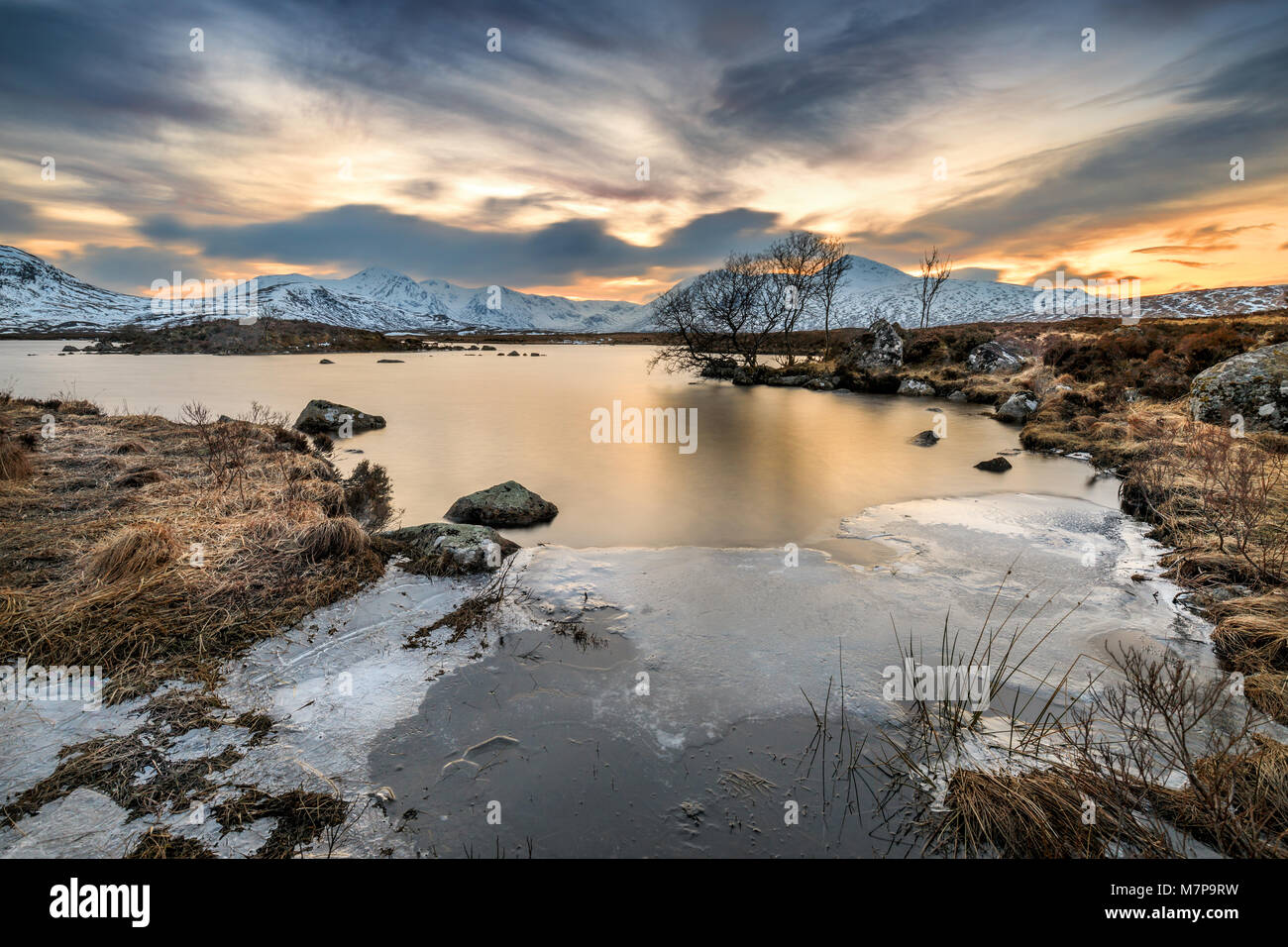 Coucher de soleil sur Lochan na h-Achlaise, Rannoch Moor, Highlands, Scotland Banque D'Images