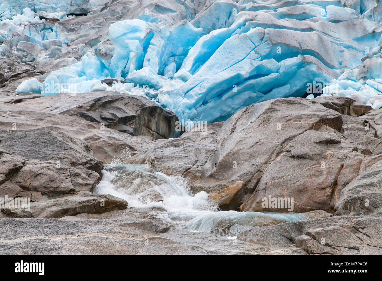 La glace bleue du Glacier Nigardsbreen, le Parc National de Jostedalsbreen, la Norvège. Banque D'Images