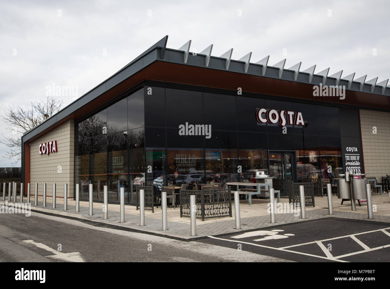 L'extérieur d'un café Costa moderne dans un magasin de détail à l'extérieur de la ville au parc Clifton Moor à York, Royaume-Uni Banque D'Images