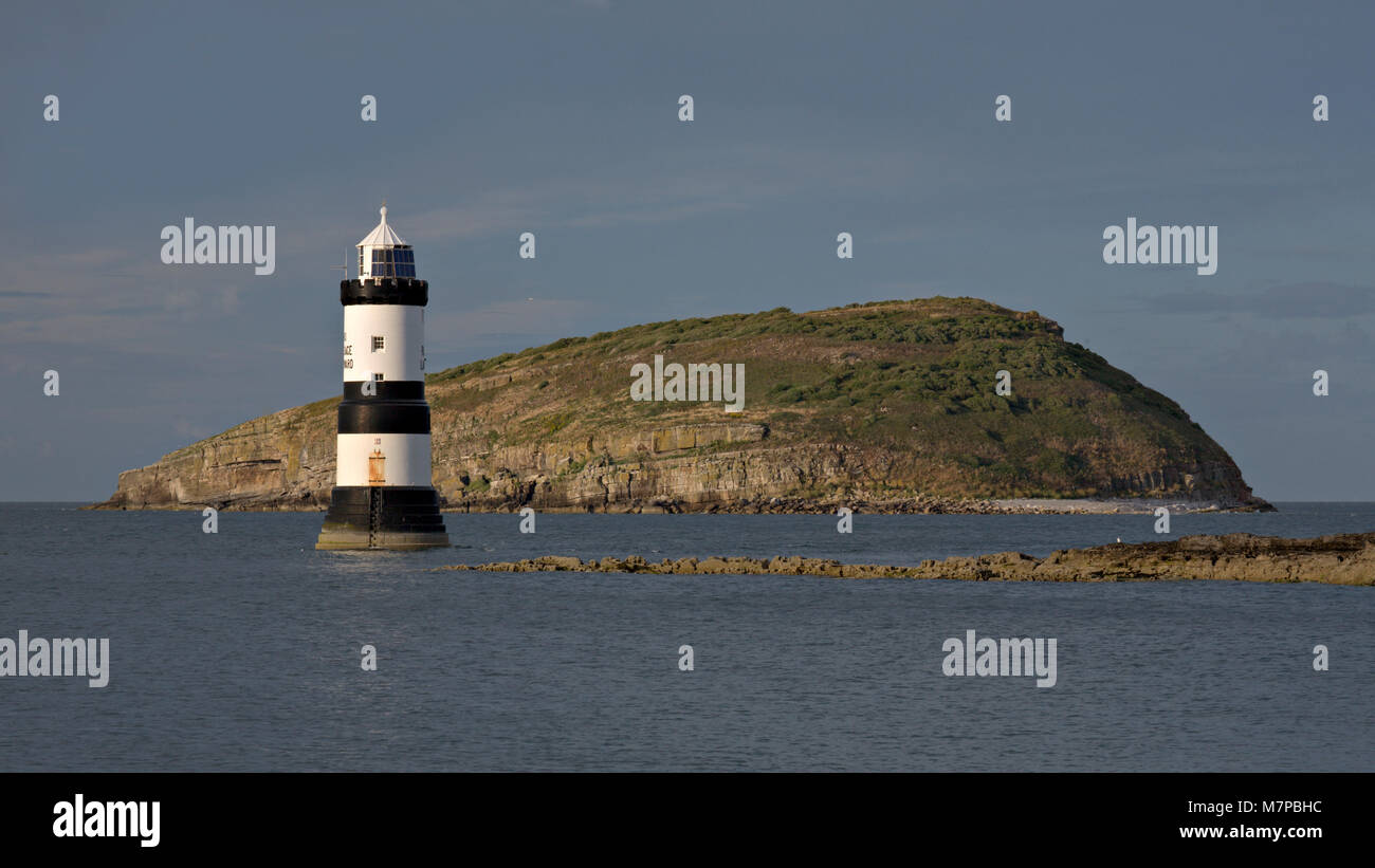 Penmon Point phare et l'île d'Anglesey, macareux, côte Nord du Pays de Galles Banque D'Images