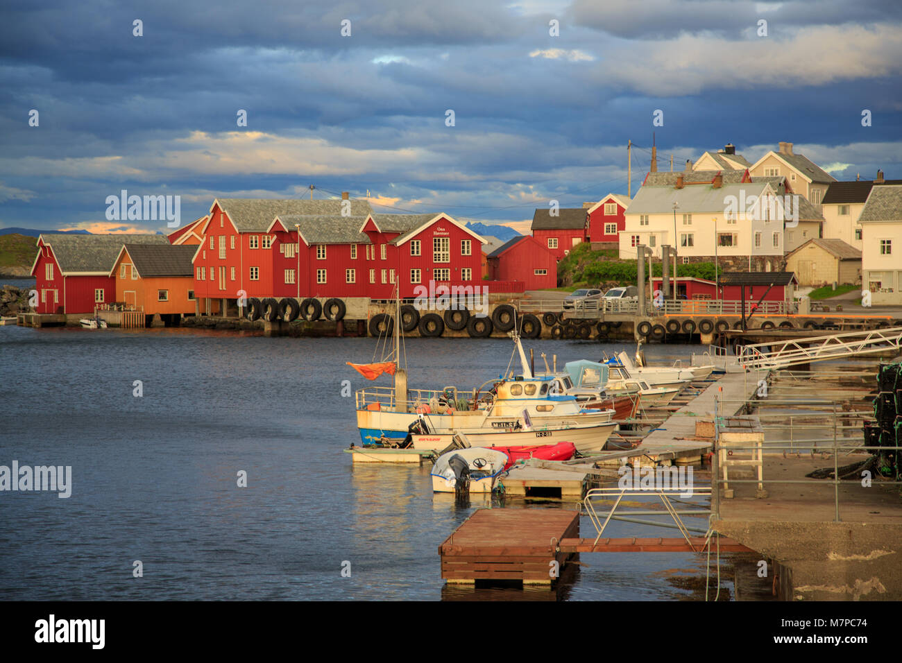 Ona Island - ancienne communauté de pêcheurs de Sandoy municipalité dans l'ouest de la Norvège, maintenant un lieu touristique attrayant Banque D'Images