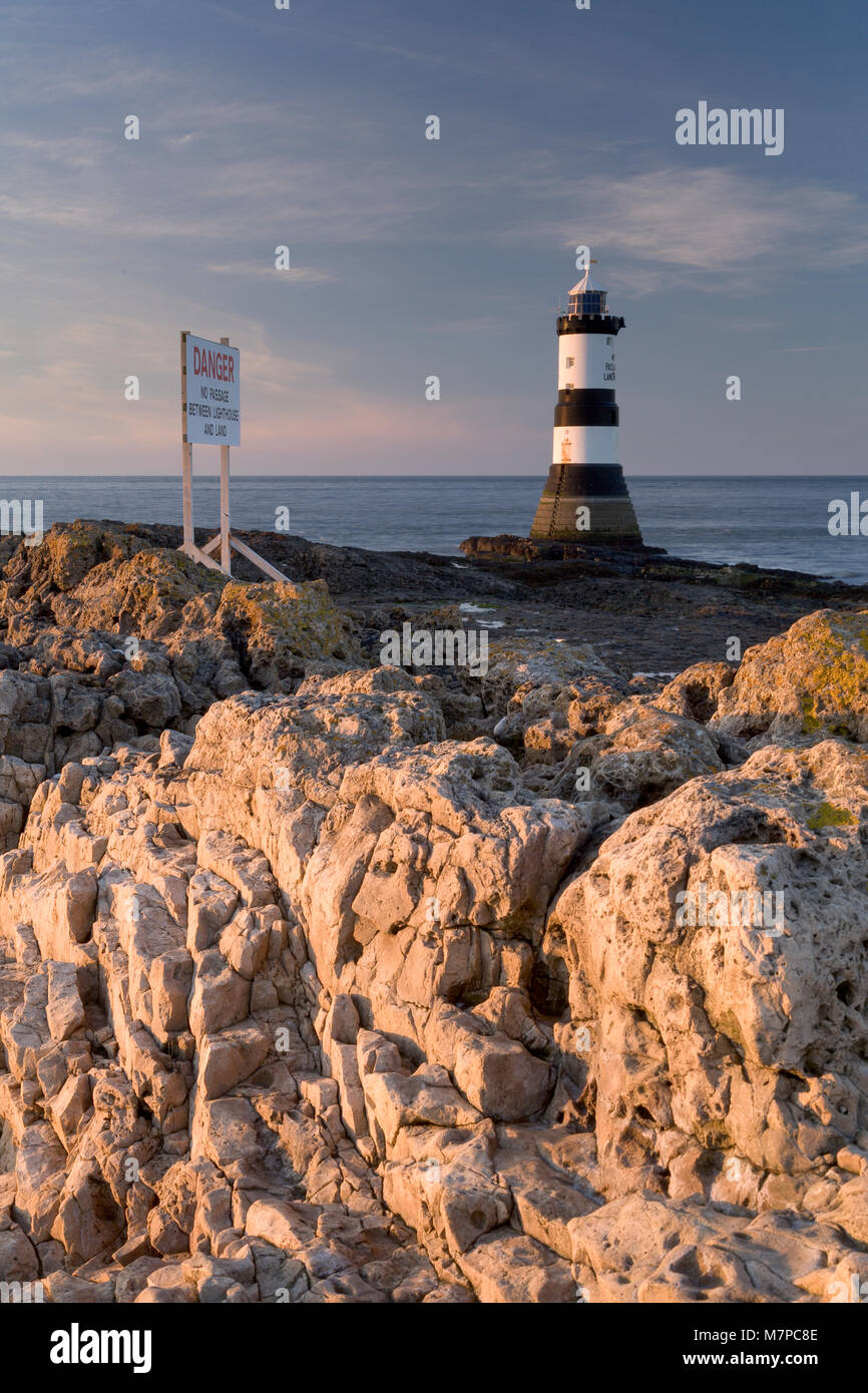 Penmon phare sur la côte rocheuse d'Anglesey, dans le Nord du Pays de Galles Banque D'Images