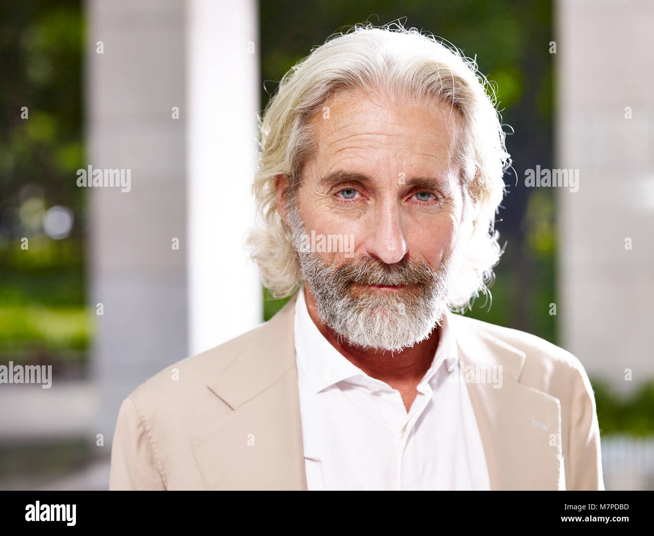 Portrait d'un professionnel de la conception européenne du Caucase à la caméra à l'expression du visage avec de graves Banque D'Images