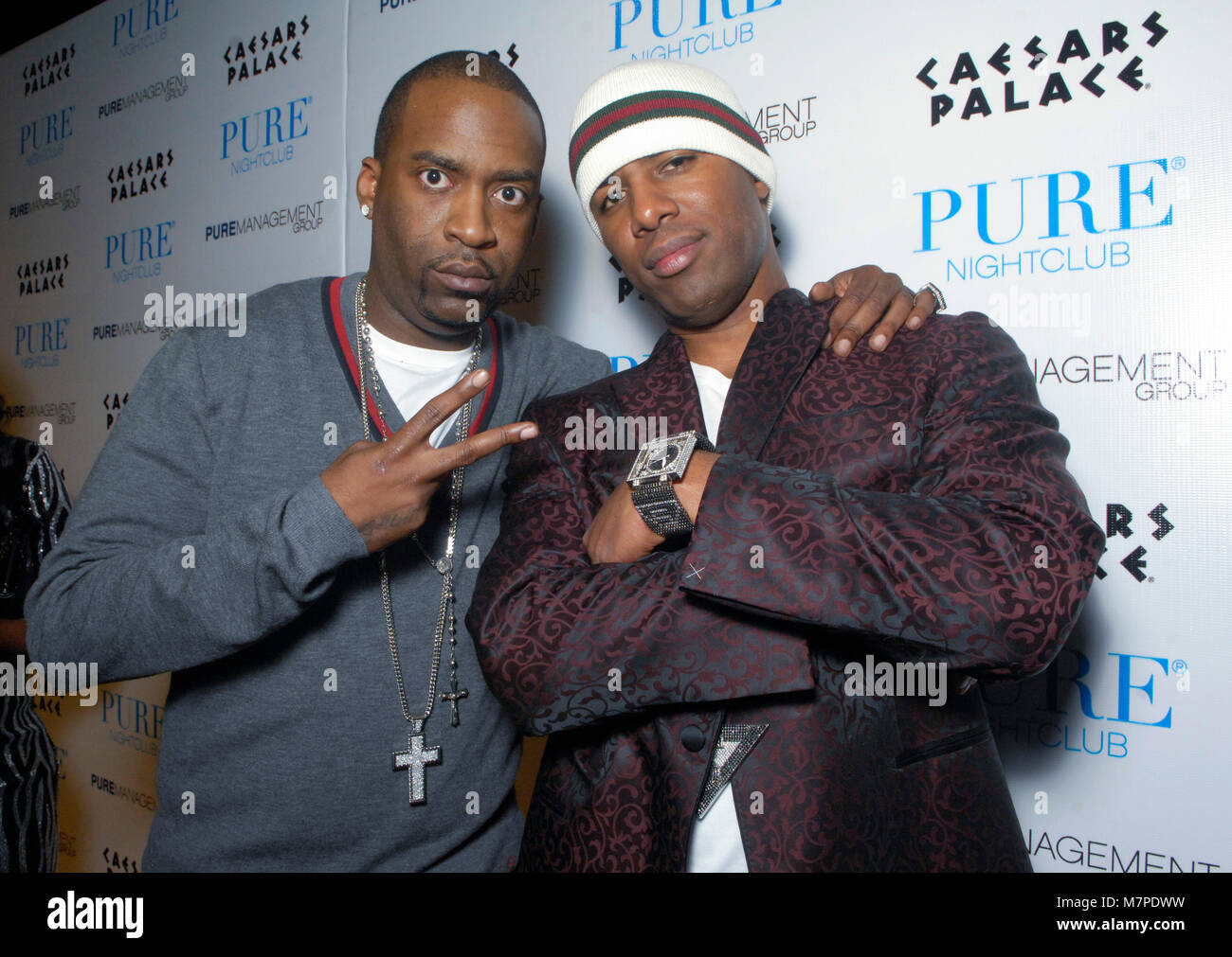 (L-R) G-Unit Tayo Tony rappeur et DJ Whoo Kid at Pure Nightclub dans le Caesars Palace pour 50 Cent's New Year Eve party le 31 décembre 2009 à Las Vegas, Nevada. Banque D'Images