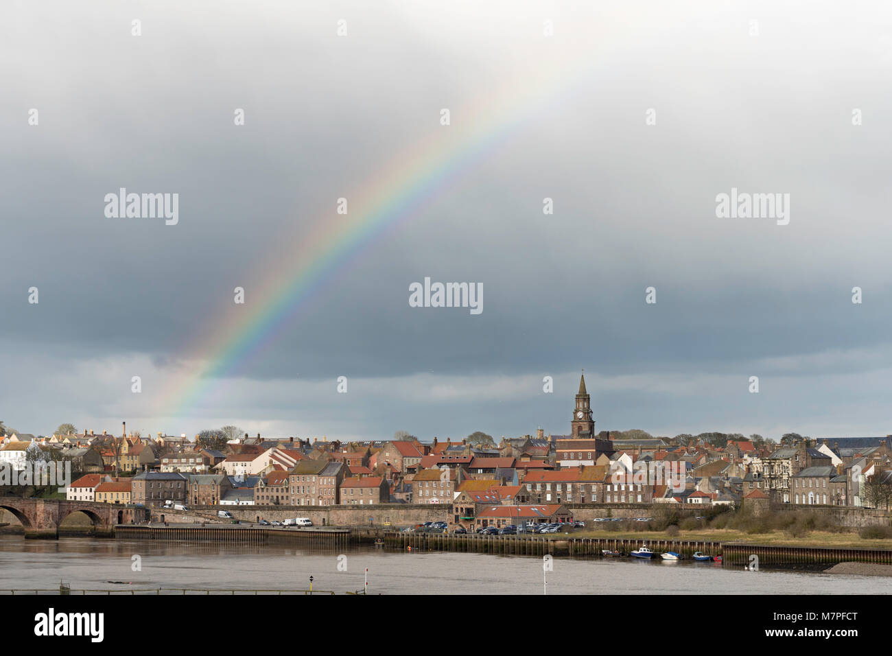 Arc-en-ciel sur Berwick upon Tweed, Northumberland, England, UK Banque D'Images