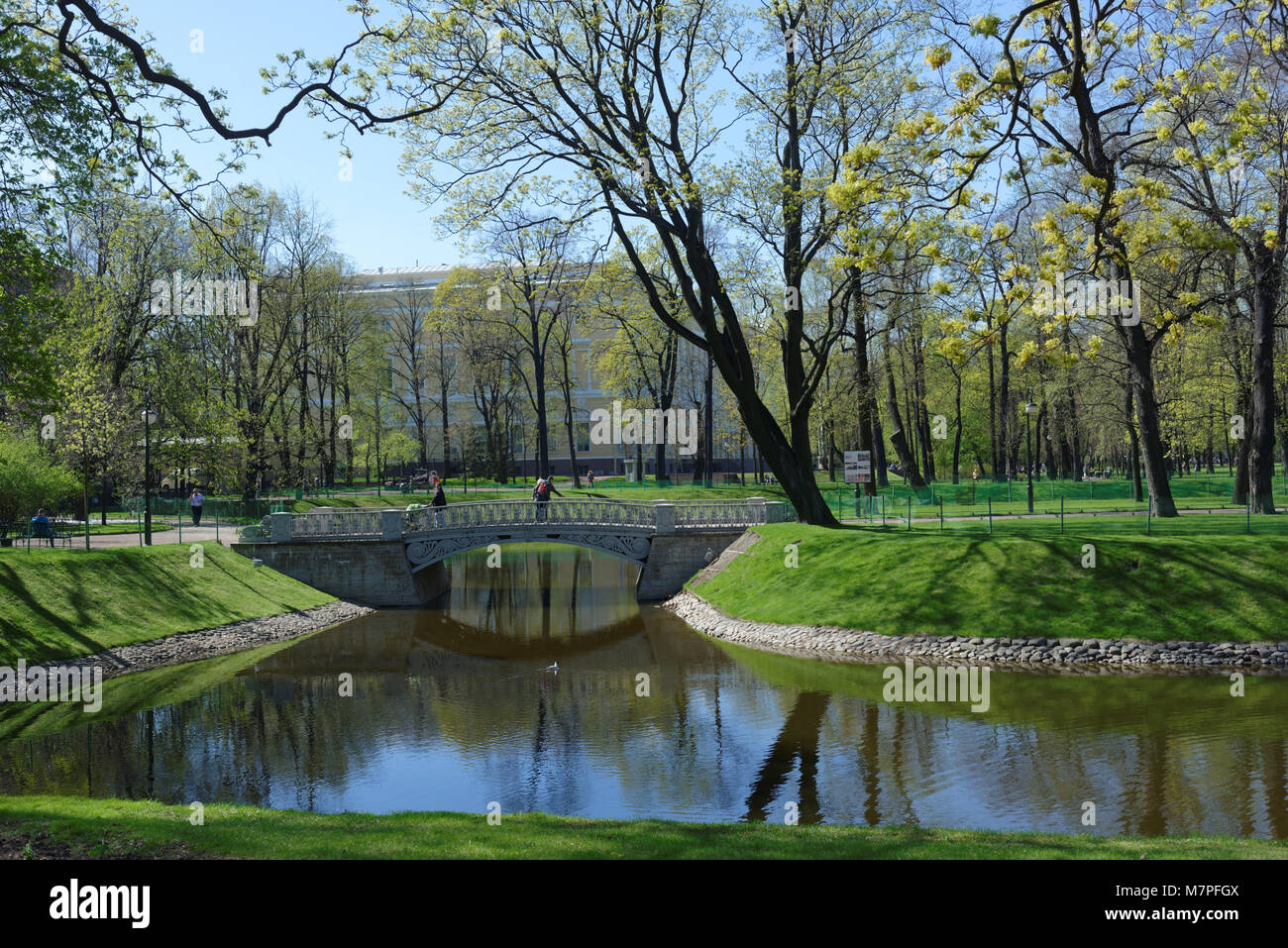 Saint-Pétersbourg, Russie - 5 mai 2016 : l'étang et le palais Mikhaïlovsky dans le jardin Mikhaïlovsky au printemps. Banque D'Images