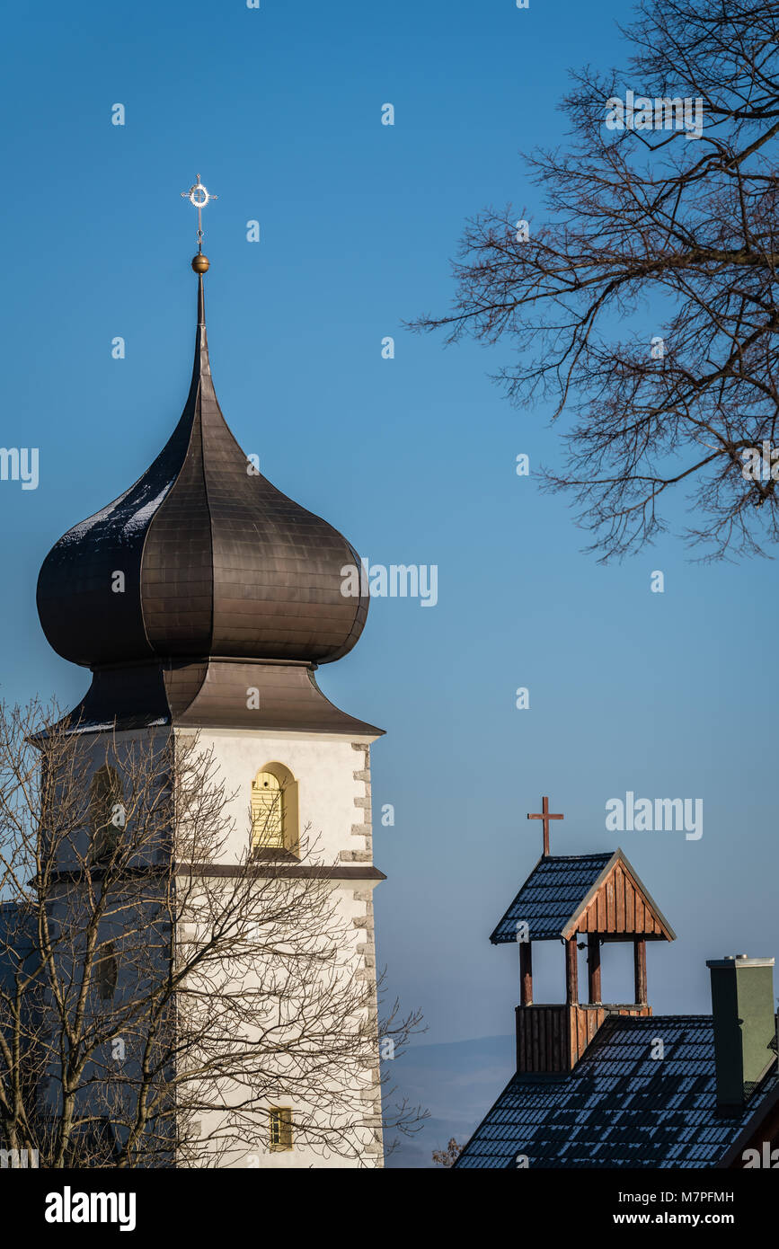Toits de maisons et la tour de l'église catholique de Parafia Nawiedzenia NMP à Karpacz, Pologne Banque D'Images