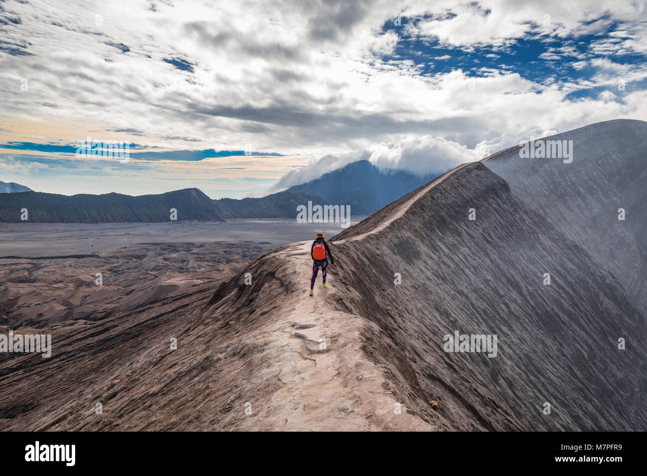Prendre une marche sur le bord du cratère du Mont Bromo en Indonésie dans le cadre de l'nuages lourds Banque D'Images