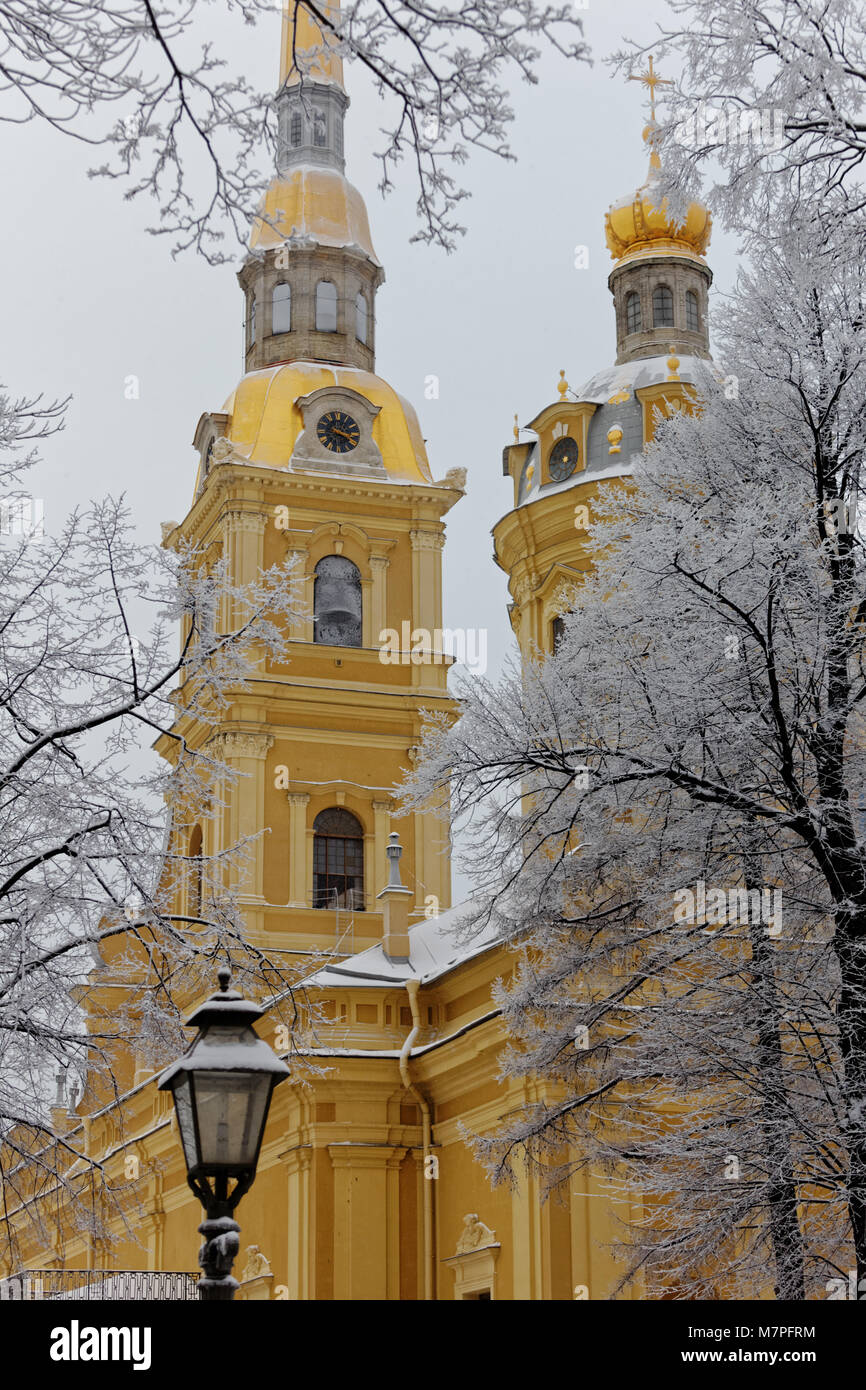 Saint-pétersbourg, Russie - le 17 janvier 2016 : La Cathédrale Saint Pierre et Paul dans une journée d'hiver. Construit entre 1712 et 1733, c'est la première et la plus ancienne landm Banque D'Images