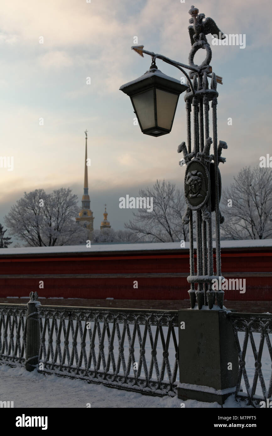 Saint-pétersbourg, Russie - le 17 janvier 2016 à la Lanterne : Ioannovsky contre pont St Peter and Paul fortress en hiver. Ce pont est le plus ancien o Banque D'Images