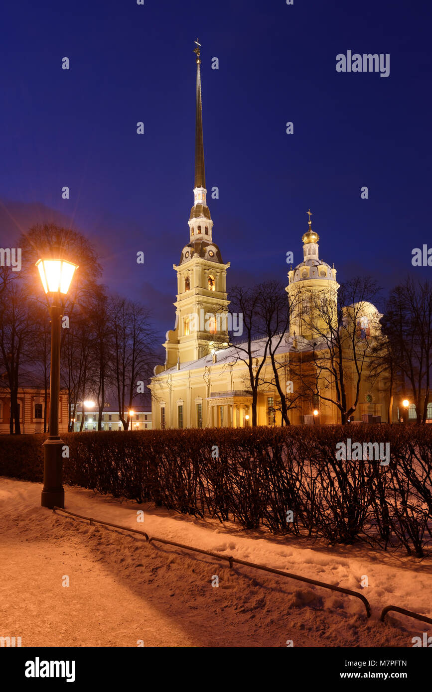 Saint-pétersbourg, Russie - 4 janvier 2016 : nuit vue de St Pierre et Paul cathédrale en hiver. Construit entre 1712 et 1733, c'est la première et oldes Banque D'Images