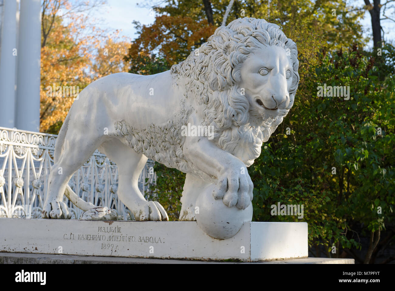 Saint-pétersbourg, Russie - le 16 octobre 2015 : Sculpture de lion en face du Palais Yelagin. Créé en 1822, c'était la première des statues de lion en fonte à l'al. Banque D'Images