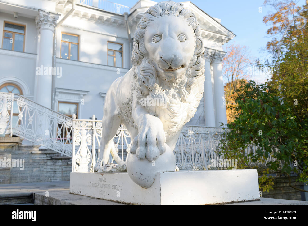 Saint-pétersbourg, Russie - le 16 octobre 2015 : Sculpture de lion en face du Palais Yelagin. Créé en 1822, c'était la première des statues de lion en fonte à l'al. Banque D'Images