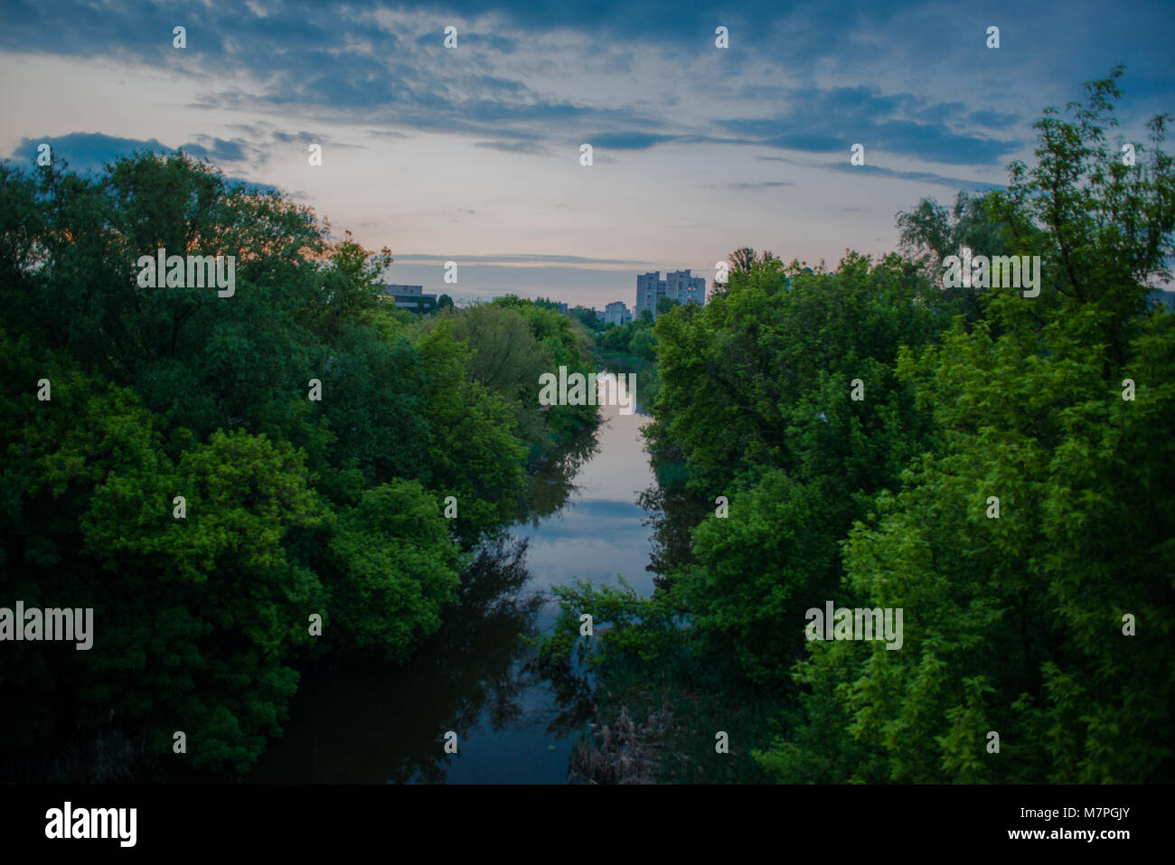 Une soirée sur la rivière à Kharkiv, Ukraine Banque D'Images