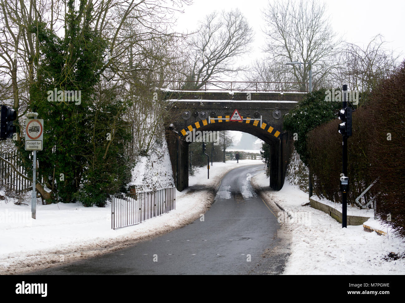 Un pont avec les restrictions de hauteur sur une route de campagne en hiver, Warwick, Royaume-Uni Banque D'Images