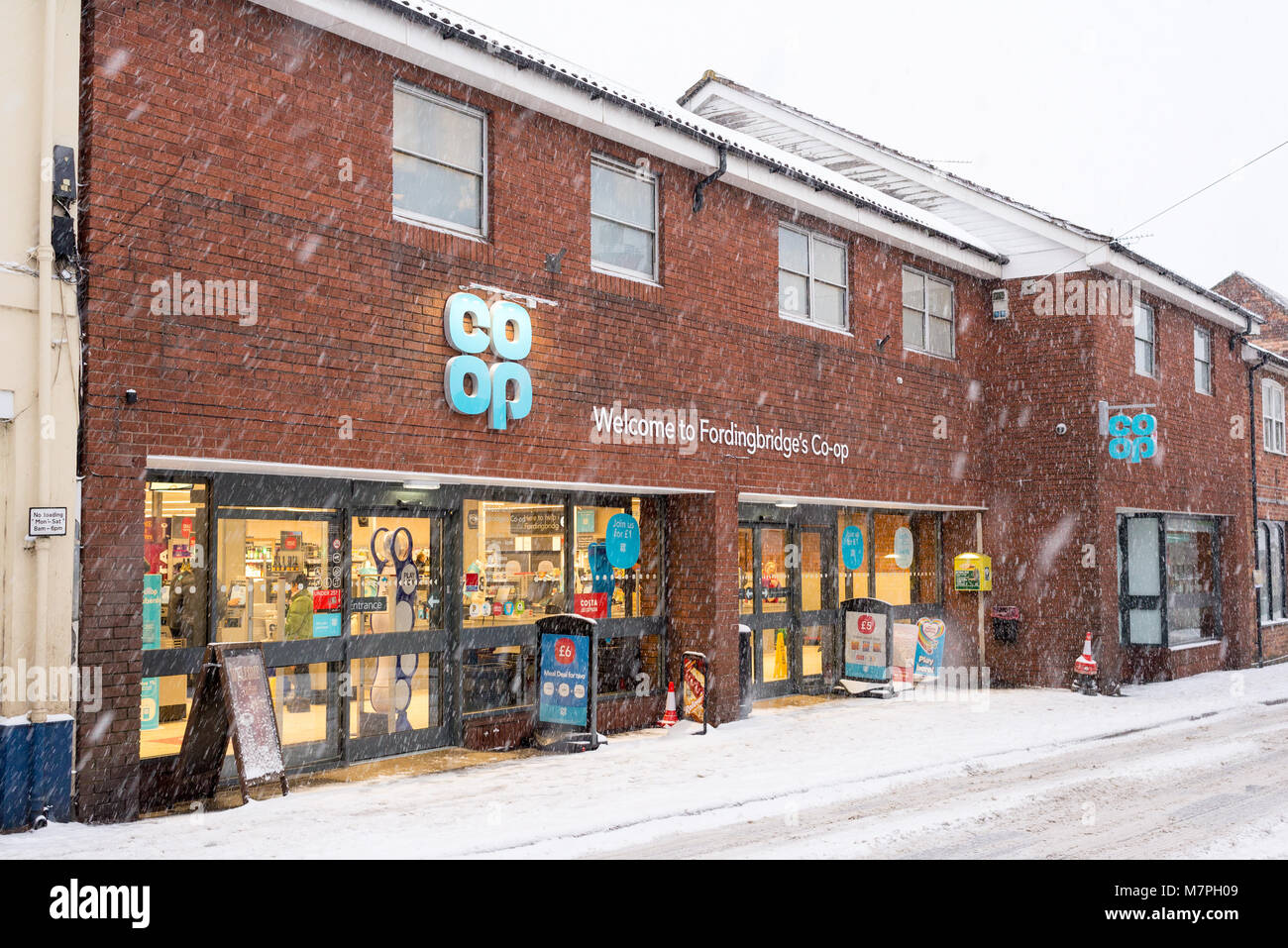 Le supermarché COOP sur Fordingbridge High Street façade par la nouvelle version de 2018 logo de l'entreprise. Relancer événements ont été reportés en raison de la neige. Banque D'Images