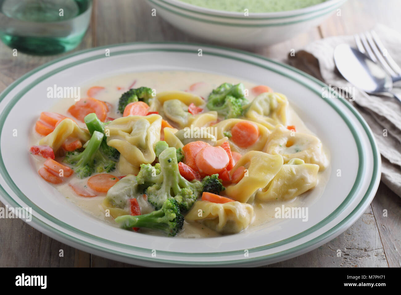 Tortellini aux légumes dans une sauce à la crème, closeup Banque D'Images