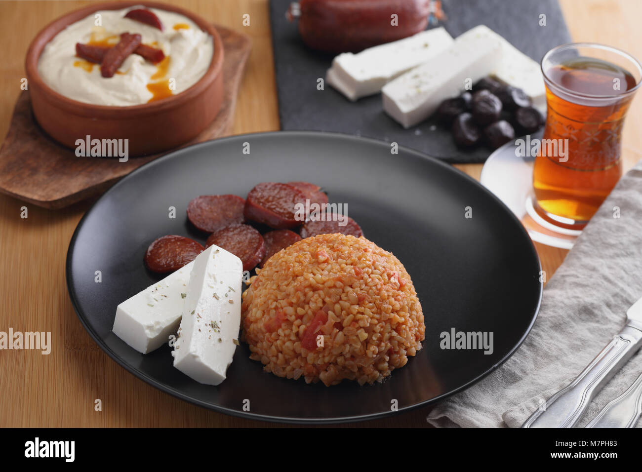 Dîner turc avec le boulgour pilaf, sucuk saucisses, fromage feta, chaud et l'hoummos Banque D'Images
