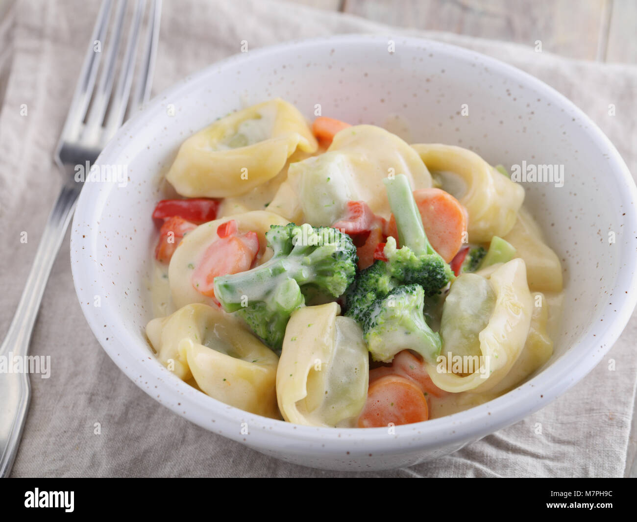 Tortellini aux légumes dans une sauce à la crème, closeup Banque D'Images