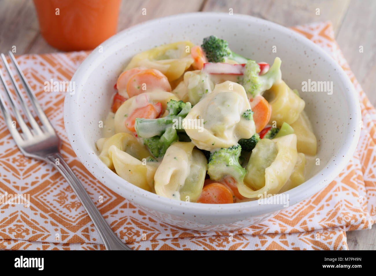 Tortellini aux légumes dans une sauce à la crème, closeup Banque D'Images