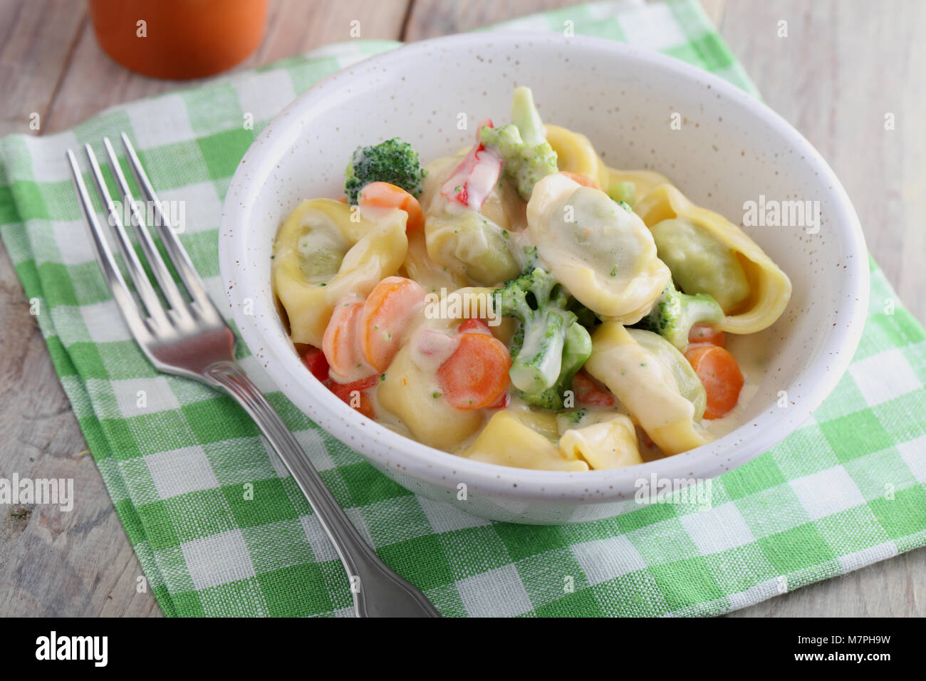 Tortellini aux légumes dans une sauce à la crème, closeup Banque D'Images