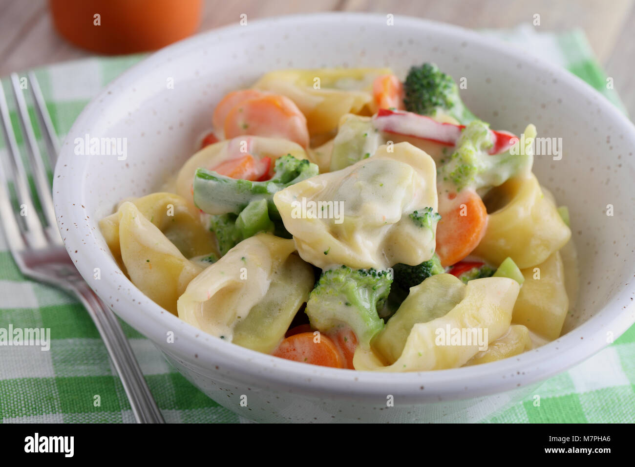 Tortellini aux légumes dans une sauce à la crème, closeup Banque D'Images