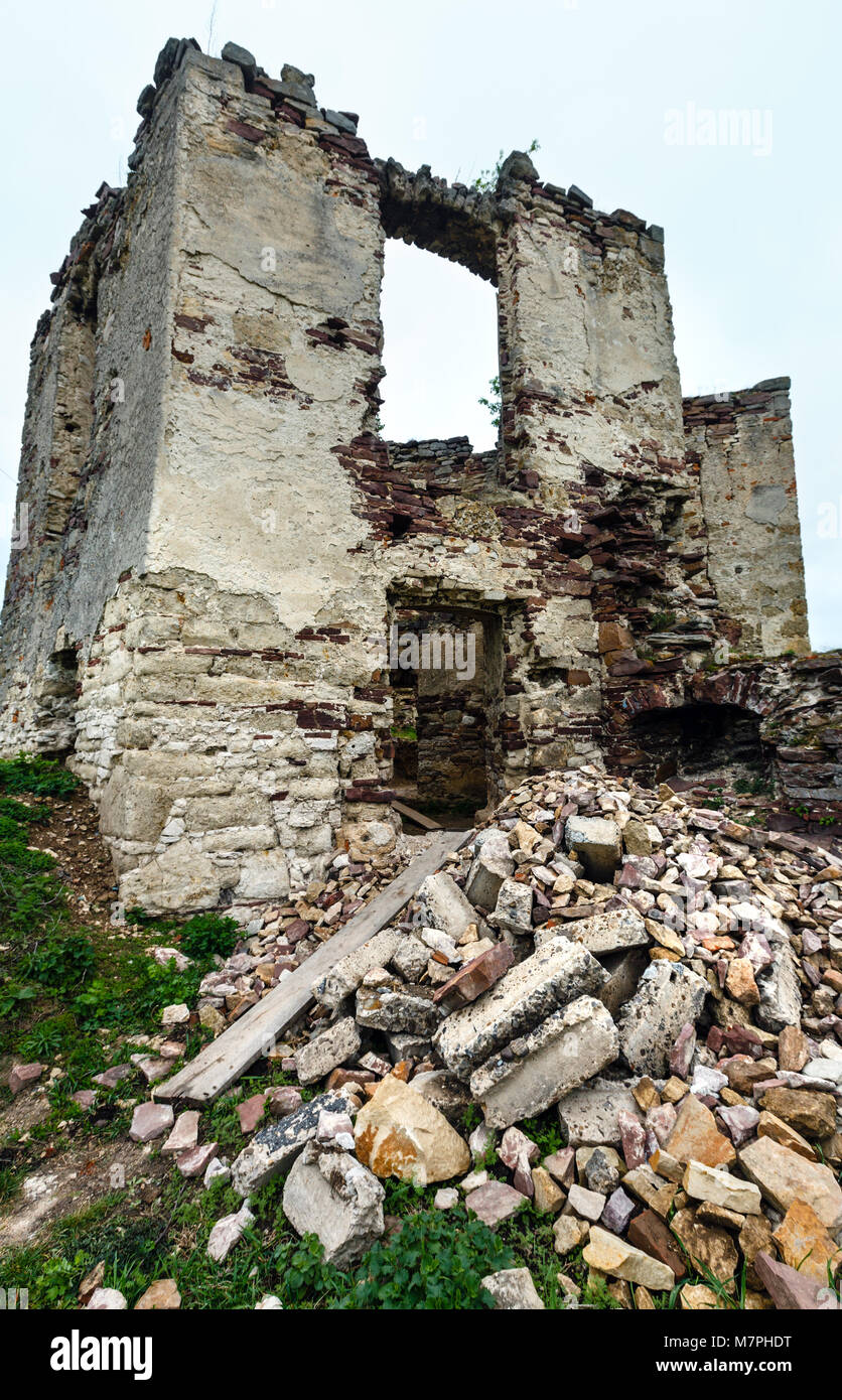 Pidzamochok printemps château ruines, District de Boutchatch, Ternopil Région, l'Ukraine. Dating près de 1600. Banque D'Images