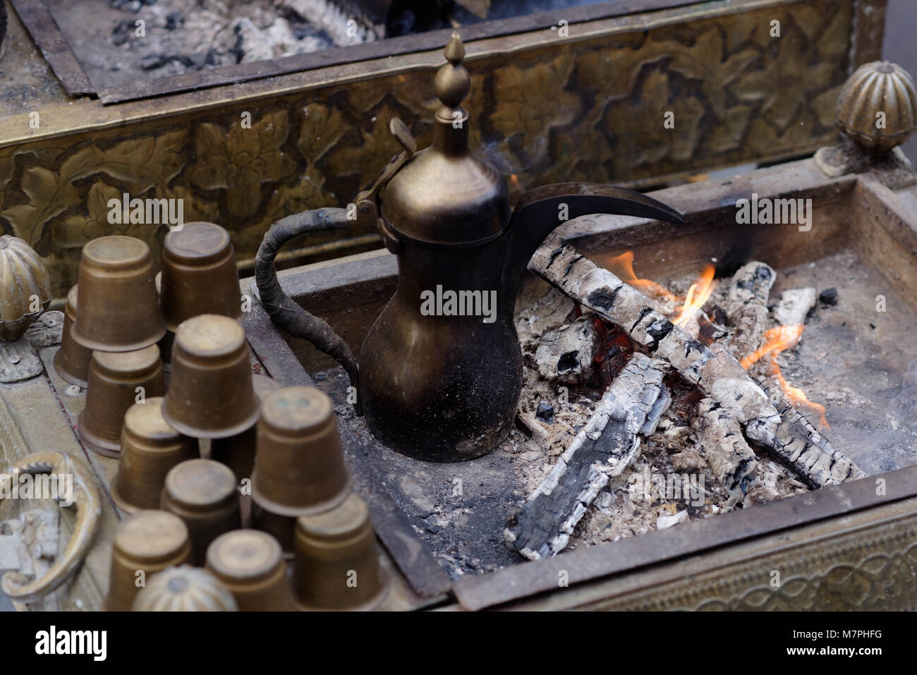 La préparation du café oriental dans un arabe traditionnel dallah, cafetière Banque D'Images