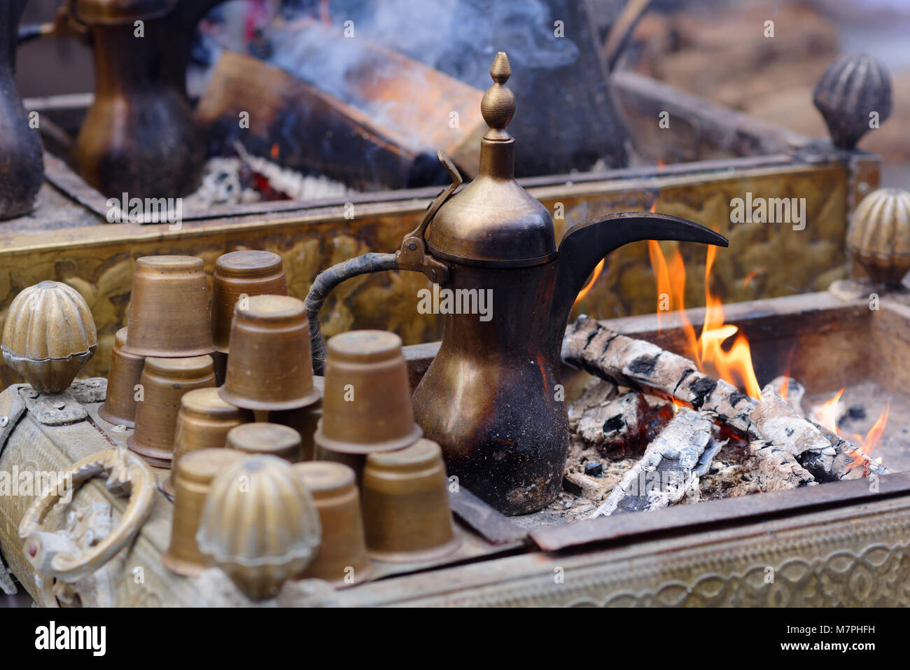 La préparation du café oriental dans un arabe traditionnel dallah, cafetière Banque D'Images