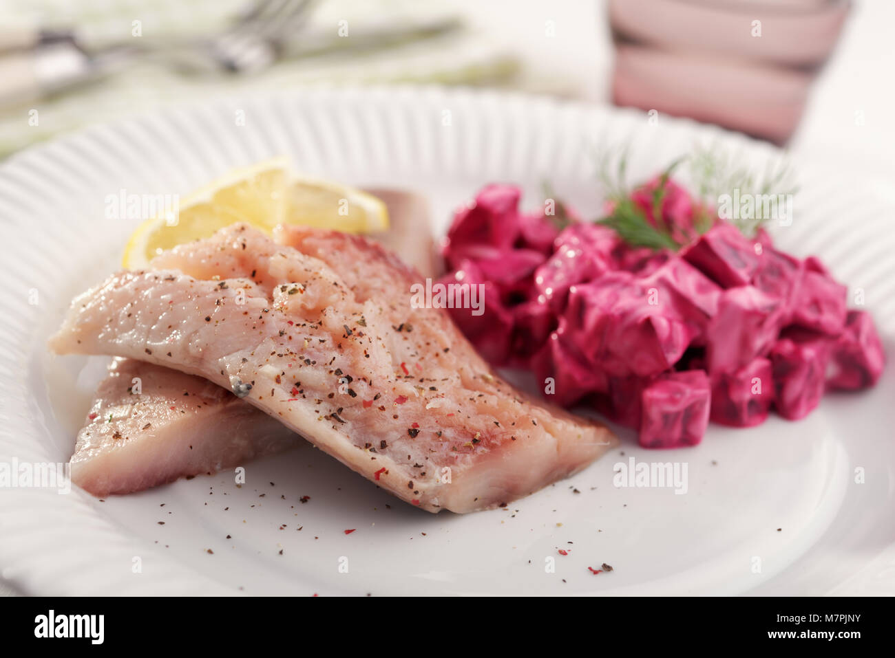 Hareng mariné avec de la salade sur une assiette Banque D'Images