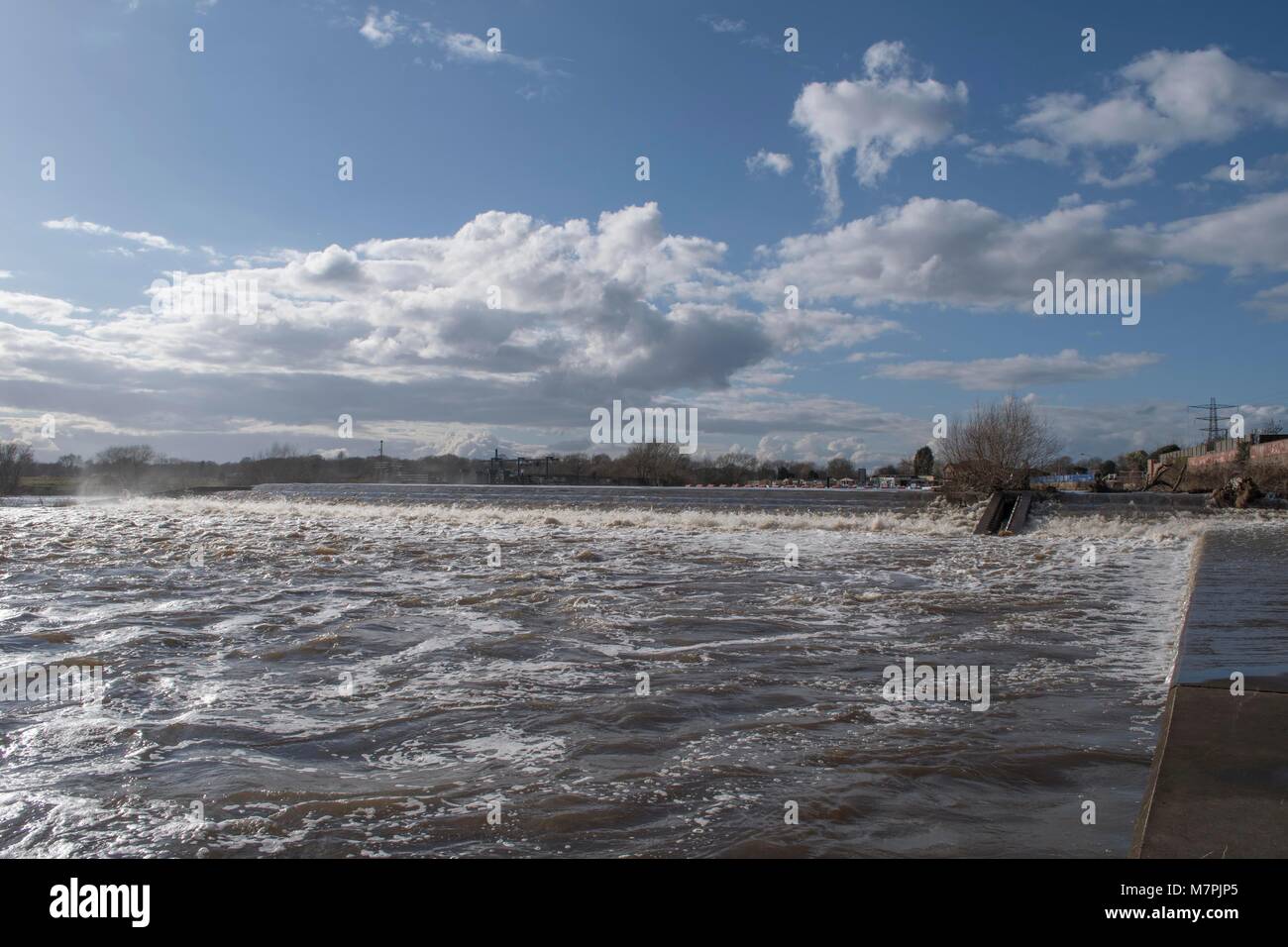 Beeston weir, fleuve Trent Banque D'Images