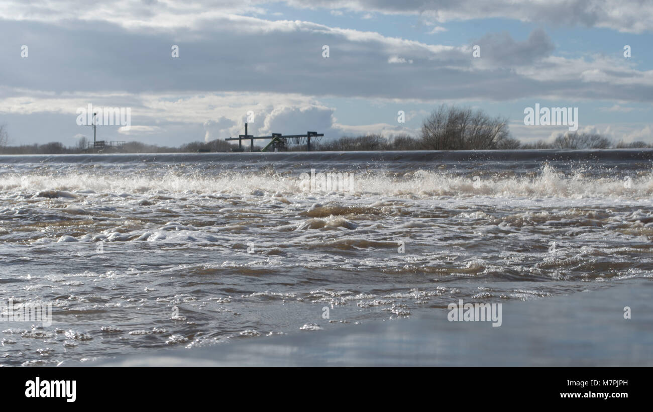 Beeston weir, fleuve Trent Banque D'Images
