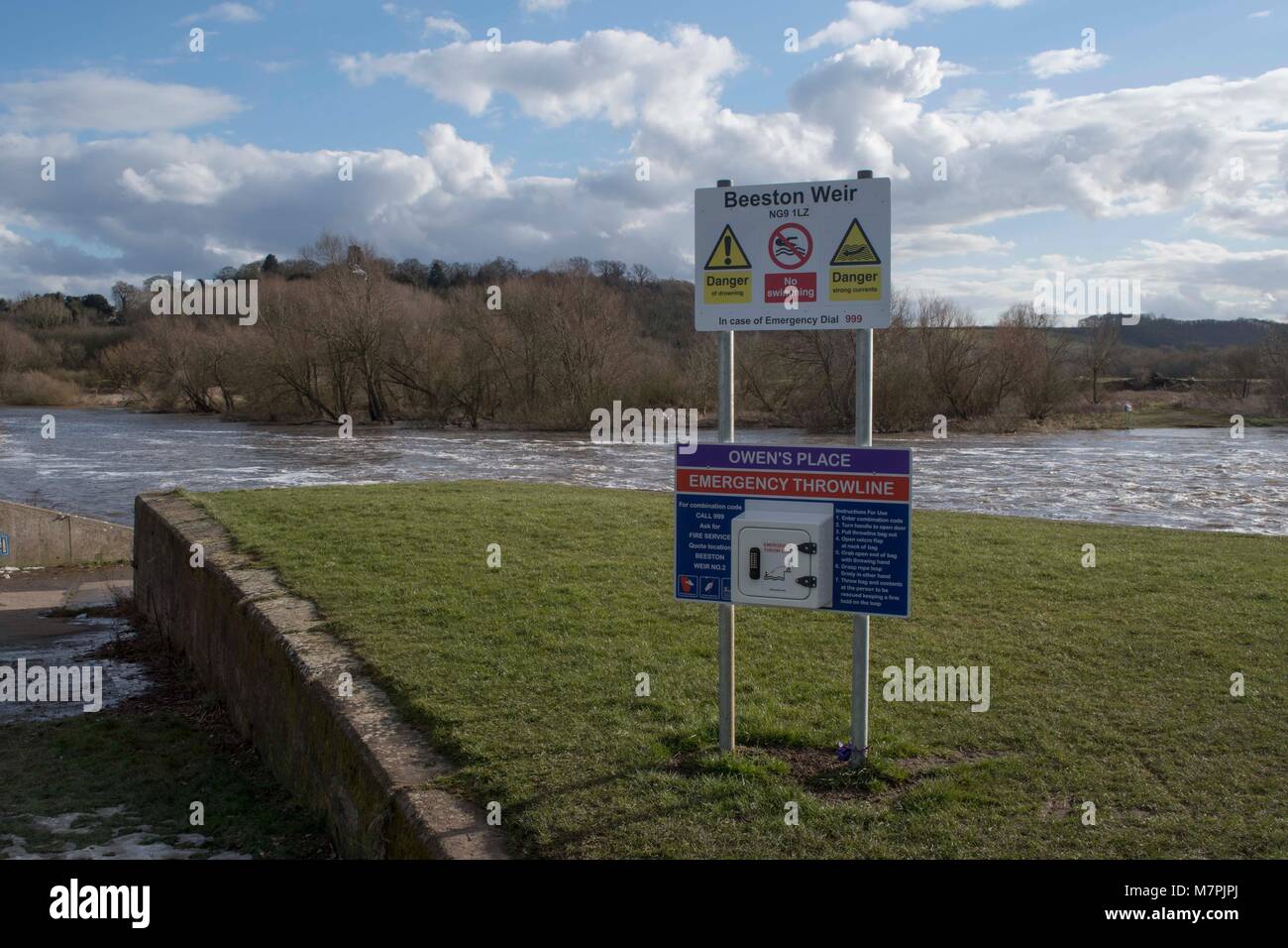 Beeston weir, fleuve Trent Banque D'Images