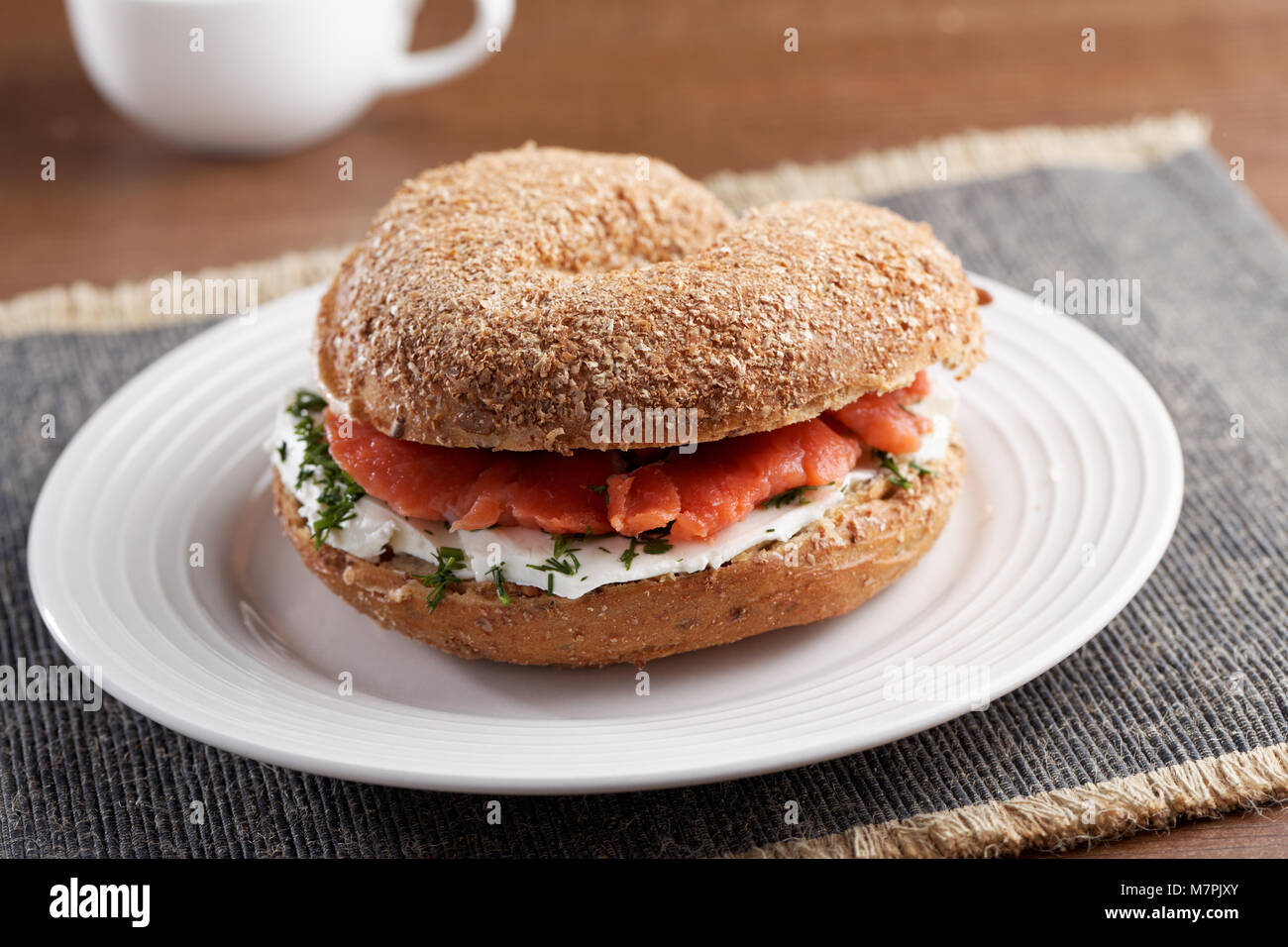 Sandwich Bagel au saumon et fromage à la crème sur une plaque Banque D'Images
