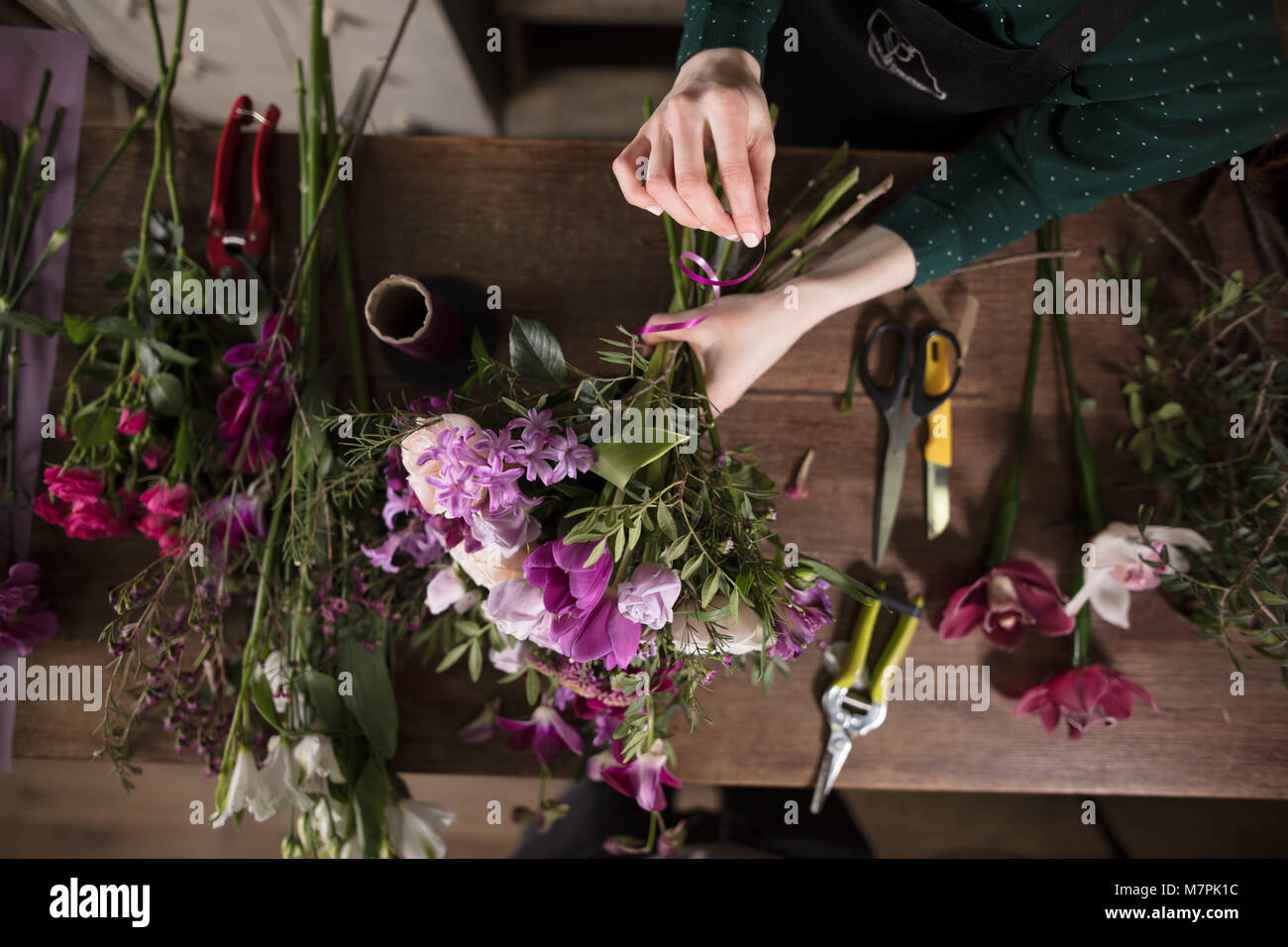 Difficultés à créer de magnifiques bouquets de fleurs. Des outils pour les jardiniers Banque D'Images