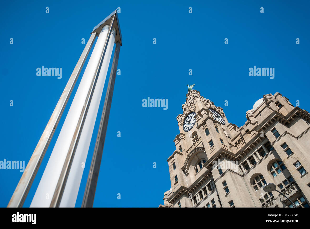 Un résumé de l'angle du Liver Building à Liverpool avec lampe de rue moderne. Banque D'Images