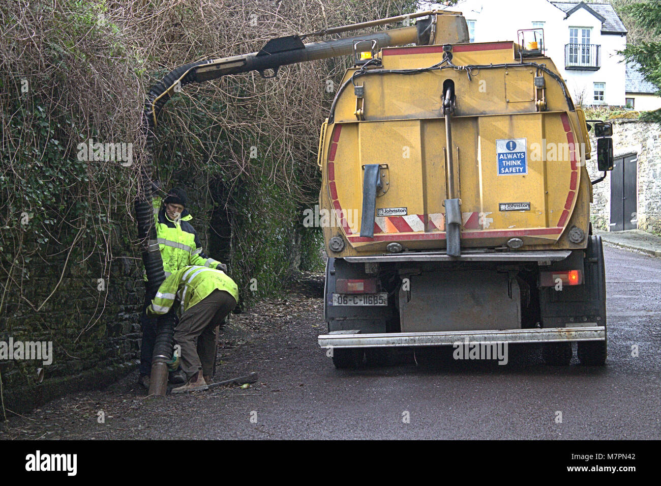 Compensation des ouvriers du conseil routier bloqué dans les drains Castletownshend, West Cork, Irlande Banque D'Images