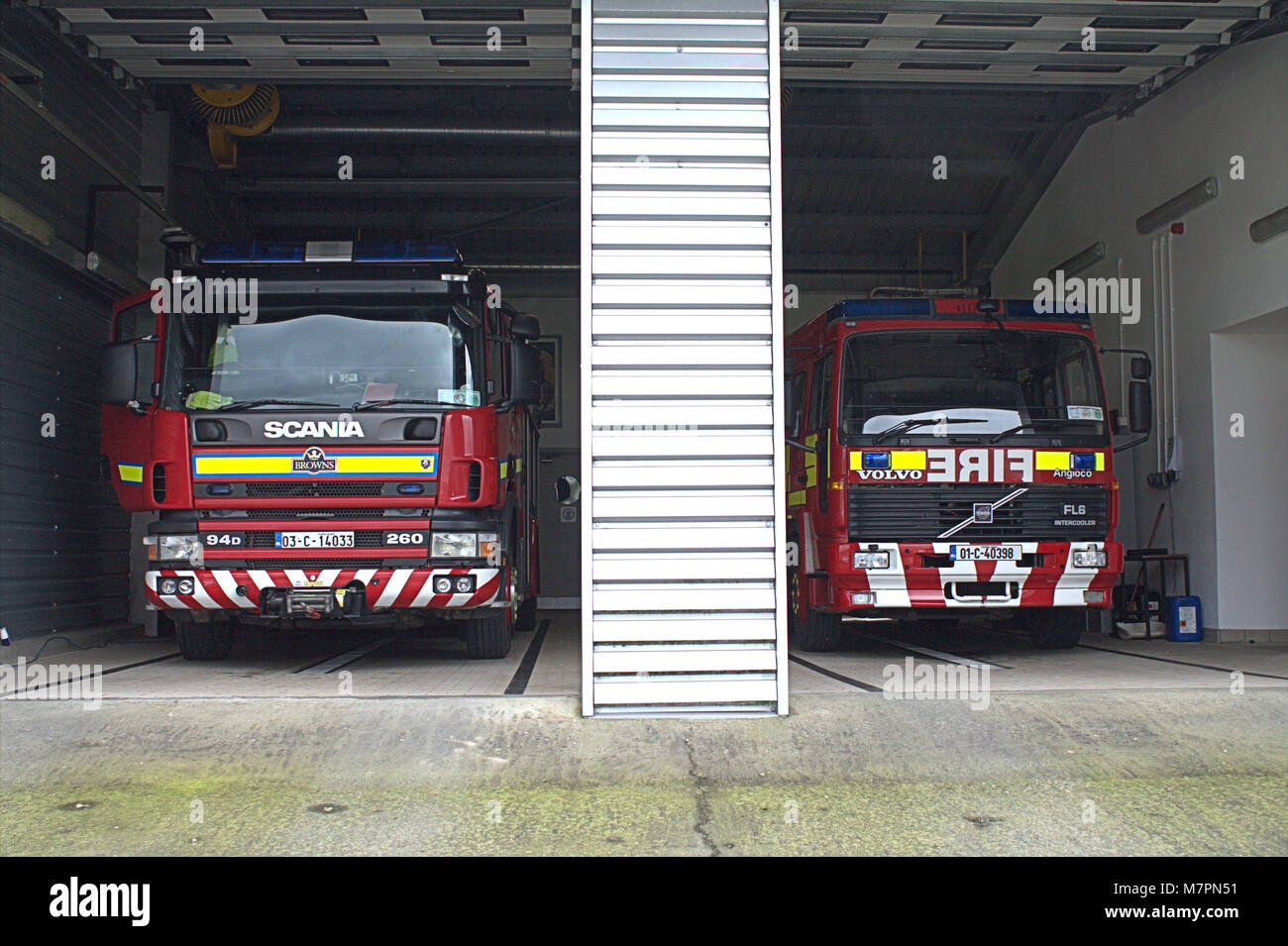 Les camions de pompiers à la caserne en attente à Baltimore, West Cork, Irlande. Banque D'Images