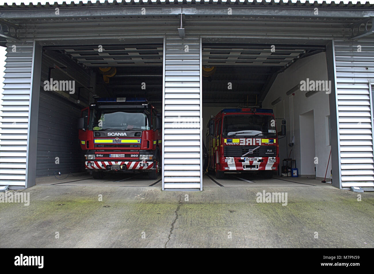 Les camions de pompiers à la caserne en attente à Baltimore, West Cork, Irlande. Banque D'Images