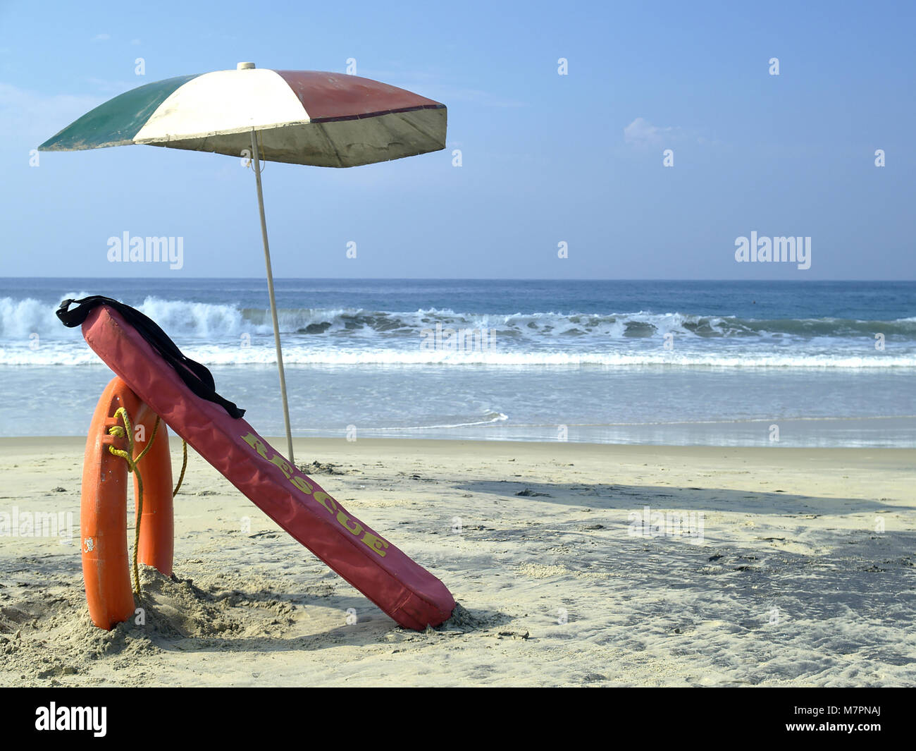 L'équipement de sauvetage et d'un parasol sur une plage de Trivandrum, Kerala, Inde sur la mer d'Oman Banque D'Images