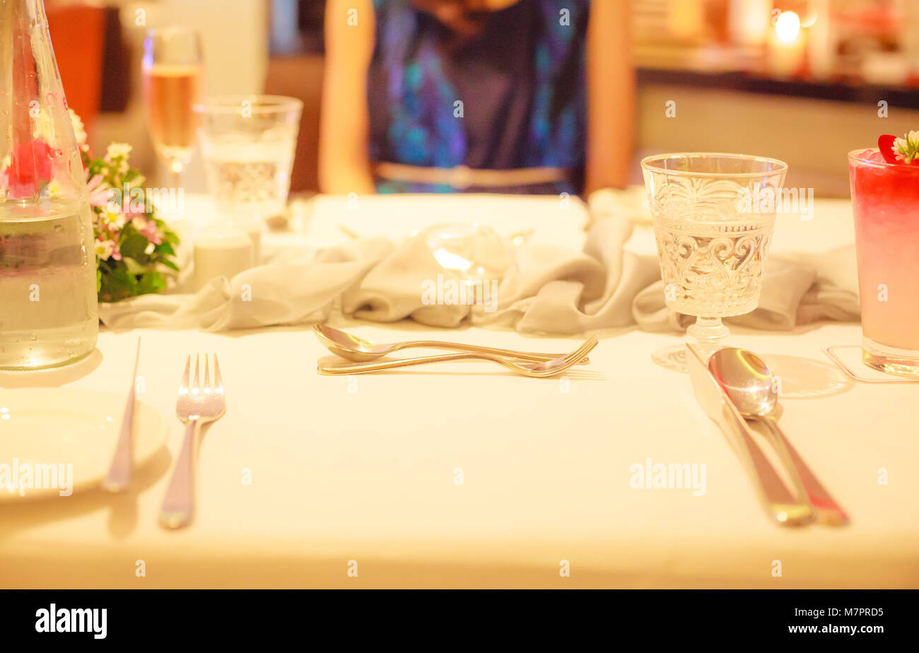 Dejeuner Ou Diner De Luxe Romantique Datant De Table Avec L Epouse Ou Petite Amie Anniversaire Surprise Repas Avec Femme Floue Fond Celebration Theme C Photo Stock Alamy