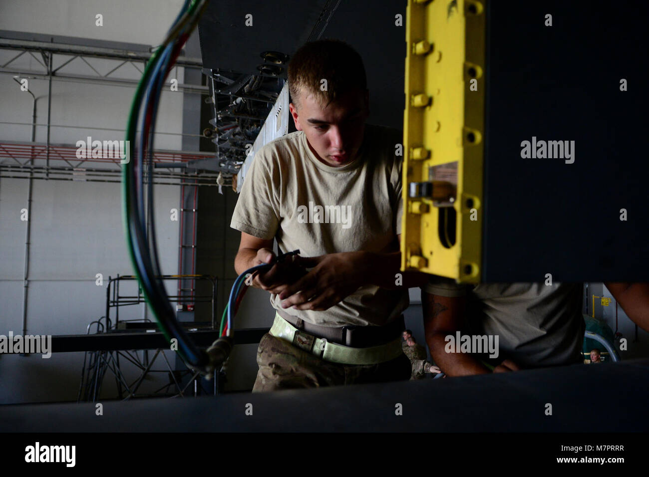 Les cadres supérieurs de l'US Air Force aérienne expéditionnaire Mechling Jessie, 41e Escadron de Combat électronique electronic warfare en systèmes aéronautiques, effectue la maintenance électrique sur un EC-130H Compass Call avion à l'aérodrome de Bagram, en Afghanistan, le 25 août 2014. Les systèmes de guerre électronique de compagnons sont responsables d'effectuer l'entretien sur la guerre électronique avionique et équipement d'analyse. Mechling est déployé à partir de la base aérienne Davis-Monthan Air Force Base, en Arizona et natif de Martinez, Californie (États-Unis Photo de l'Armée de l'air par le sergent. Evelyn Chavez/libérés) 455 e Escadre expéditionnaire aérienne aérodrome de Bagram, en Afghanistan Banque D'Images