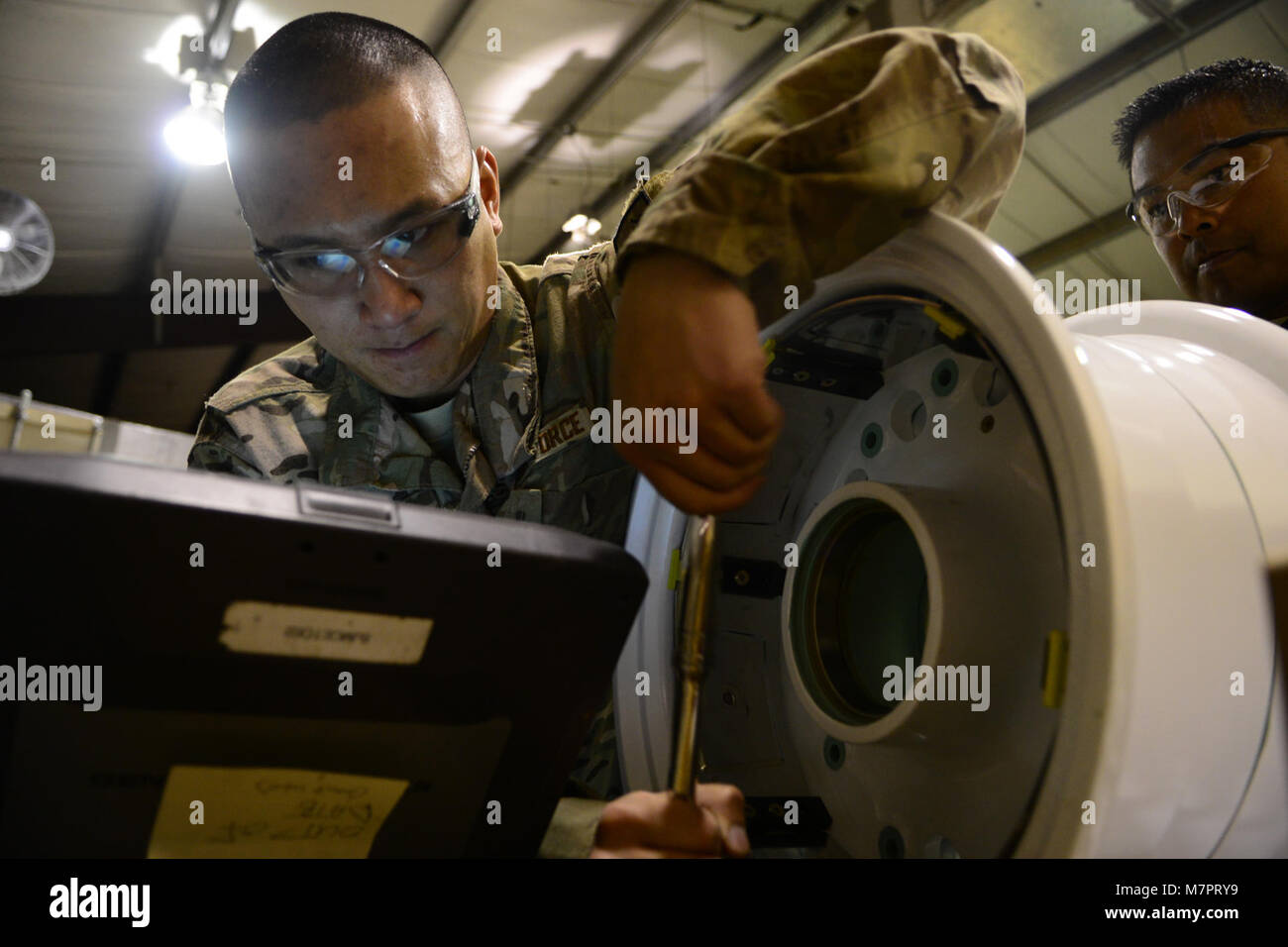 Le sergent de l'US Air Force. John Dang, 455 e Escadron de maintenance expéditionnaire membre de l'équipe de reprise en cas de panne, une ordonnance de formation avant une roue et pneu 19 Mai, 2014. Dans le cadre de la roue et le pneu shop, Dang fournit des pneus en bon état pour l'A-10 Thunderbolt II et F-16 Fighting Falcon, l'atelier fonctionne sur une moyenne de 48 roues par mois. Dang est déployé à partir de Whiteman Air Force Base, Mo. et natif de Overland Park, au Kansas. (U.S. Photo de l'Armée de l'air par le sergent. Evelyn Chavez/libérés) 455 e Escadre expéditionnaire aérienne aérodrome de Bagram, en Afghanistan Banque D'Images