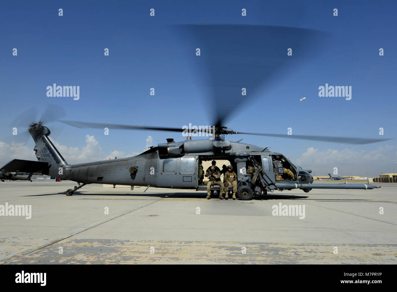 Un U.S. Air Force HH-60 hélicoptère Pavehawk se prépare à décoller à l'aérodrome de Bagram, en Afghanistan, le 8 septembre 2014. Service déployé membres aident à exploiter 46 différents types d'aéronefs dans-et-out de l'buisiest aérodrome piste unique dans le département de la Défense. (U.S. Photo de l'Armée de l'air par le sergent. Evelyn Chavez/libérés) 455 e Escadre expéditionnaire aérienne aérodrome de Bagram, en Afghanistan Banque D'Images