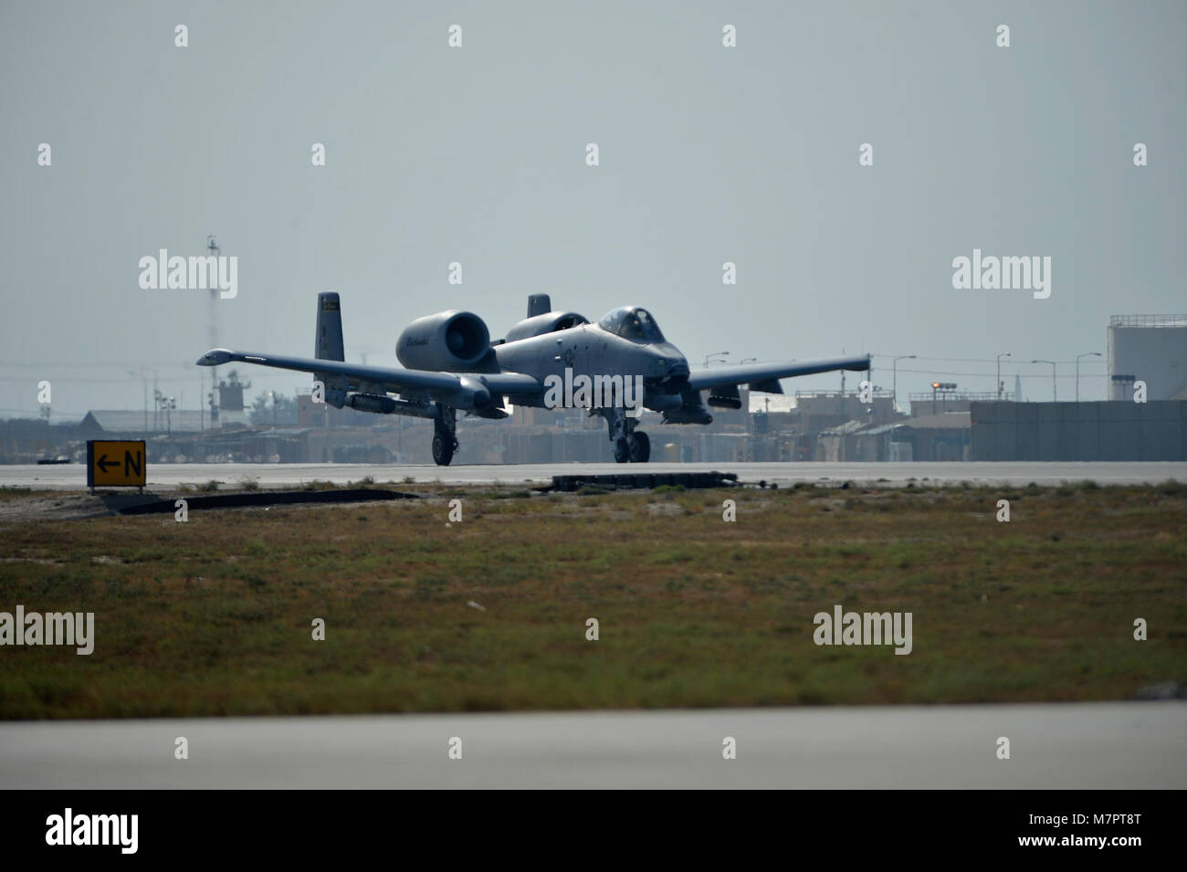 Un U.S. Air Force d'avions A-10 Thunderbolt se prépare à décoller à l'aérodrome de Bagram, en Afghanistan 24 octobre, 2014. Le A-10 est une institution spécialisée d'attaque au sol qui fournit un appui aérien rapproché aux forces terrestres opérant en Afghanistan. (U.S. Photo de l'Armée de l'air par le sergent. Evelyn Chavez) 455 e Escadre expéditionnaire aérienne aérodrome de Bagram, en Afghanistan Banque D'Images