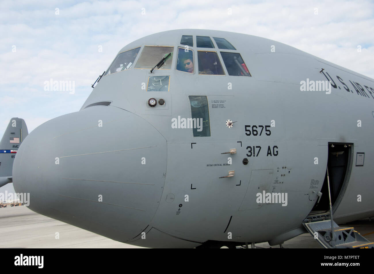 L'AÉRODROME DE BAGRAM (Afghanistan) - Le Capitaine de l'US Air Force Gregory Caylor, un pilote affecté au 774e Escadron aérien expéditionnaire, 455 e Escadre expéditionnaire aérienne examine son plan de vol et les prépare pour le pré-contrôle, à Bagram Airfield 5 mai 2014. Caylor et son équipage s'est rendu à l'aéroport international de Kaboul pour aller chercher du personnel et des fournitures dans le cadre d'une convention collective des forces de la coalition qui ont appuyé le gouvernement afghan avec l'aide humanitaire après un éboulement de terrain a coulé à travers un village de la province de Badakhshan. Caylor, originaire de Dayton, Ohio est déployé à partir de Dyess Air Force Base, Texas. (U.S. Air Banque D'Images