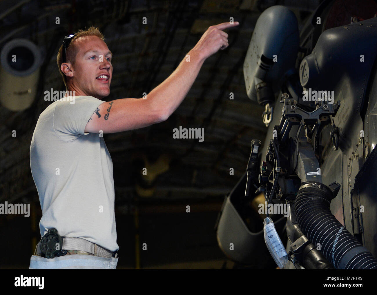 U.s. Air Force Staff Sgt. John Springer, 455 e Escadron de maintenance des aéronefs expéditionnaire, chef d'équipe dirige aviateurs au cours d'une HH-60G Pave Hawk remorquer à l'aérodrome de Bagram, en Afghanistan, le 9 juin 2014. Assurer la maintenance d'hélicoptères de combat de Bagram ici des hélicoptères de recherche et de sauvetage sont prêts à s'envoler à tout moment. Springer est déployé à partir de Davis Monthan Air Force Base, en Arizona et natif de Morgan, de l'Utah. (U.S. Photo de l'Armée de l'air par le sergent. Evelyn Chavez/libérés) 455 e Escadre expéditionnaire aérienne aérodrome de Bagram, en Afghanistan Banque D'Images