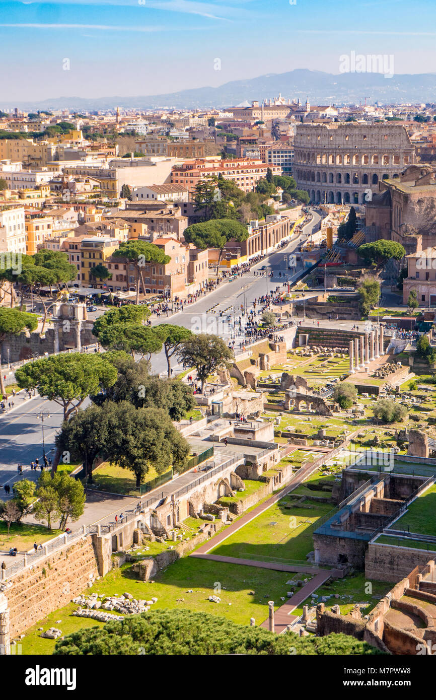 Vue aérienne du Forum Romain et Colisée à Rome, Italie. Rome à partir de ci-dessus. Banque D'Images