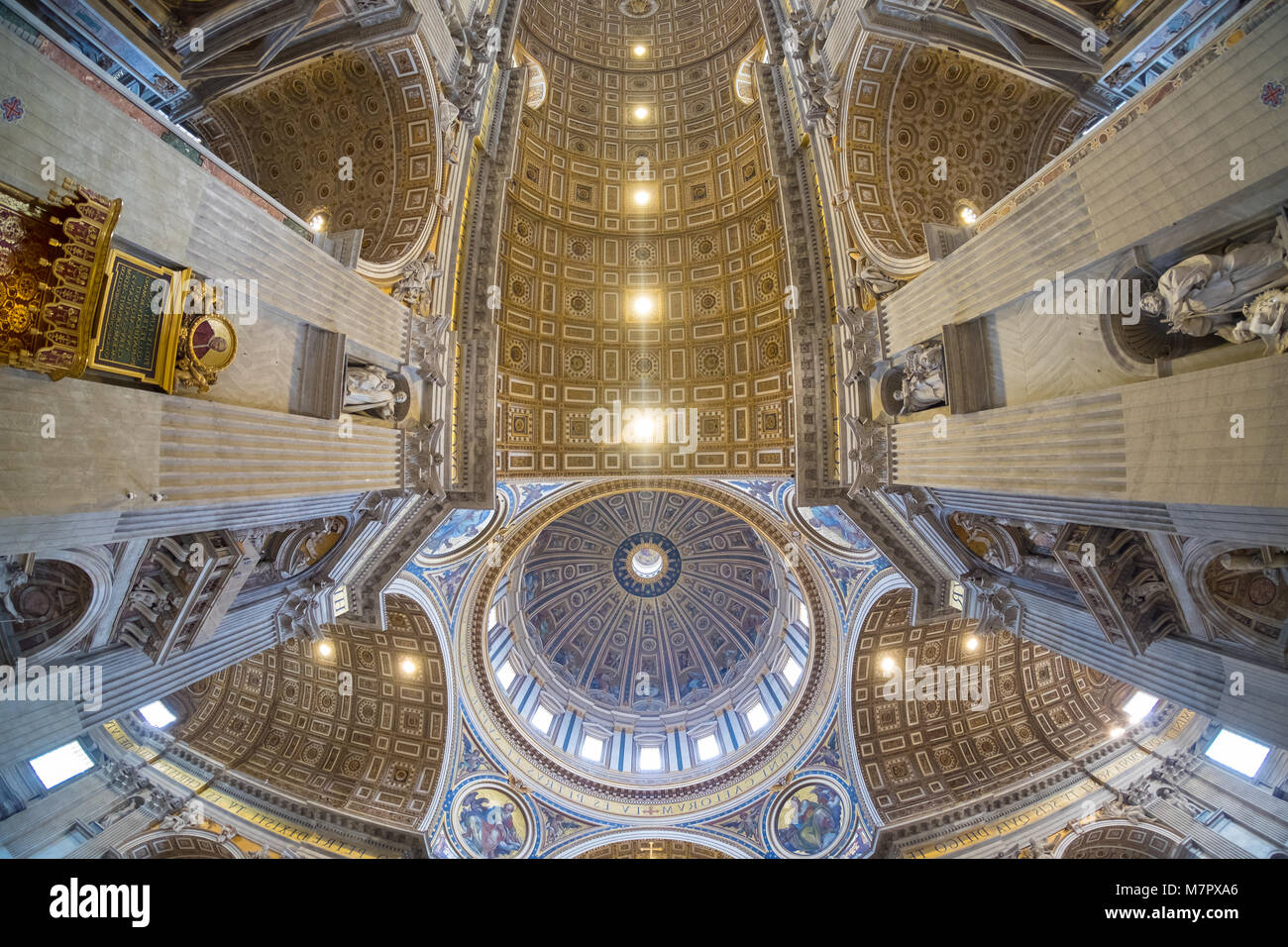 Le plafond de la Basilique Saint Pierre au Vatican, Rome, objectif grand angle view Banque D'Images